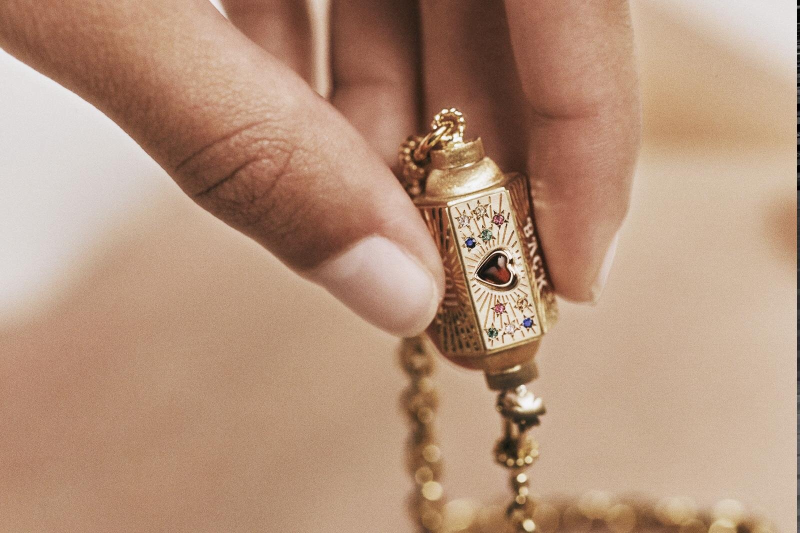 新宿｜仏発ハイジュエリー「マリー リシュテンベルグ」日本上陸、“お守りメッセージ入り”ロケットペンダント