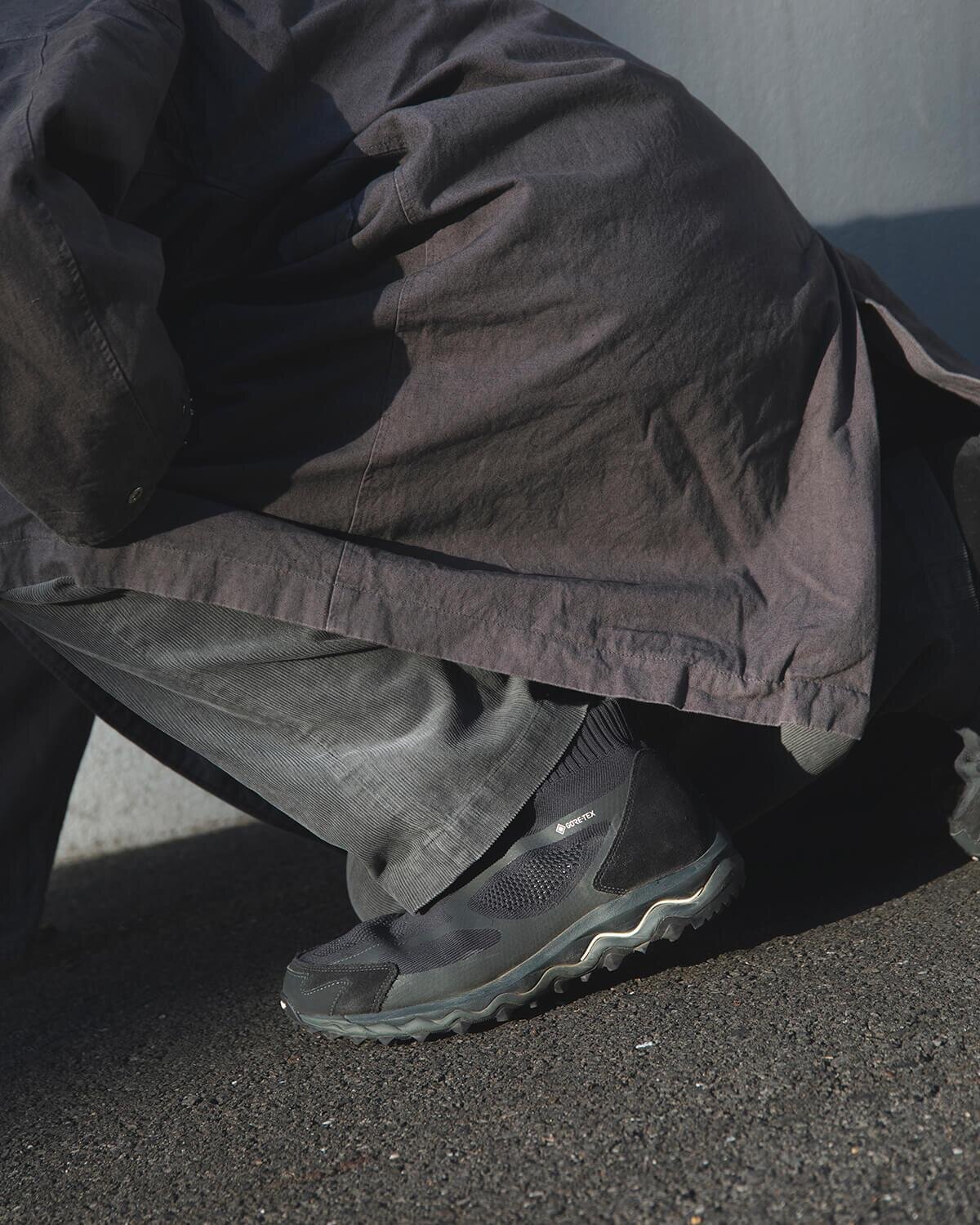 ノンネイティブ×ミズノ防水ニットスニーカー、オールブラックカラーが