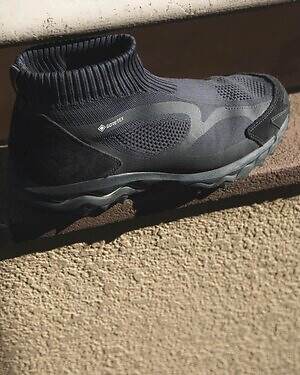 ノズミ ノンネイティブ×ミズノ防水ニットスニーカー、オールブラックカラーが