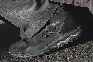 ノンネイティブ×ミズノ防水ニットスニーカー、オールブラックカラーが再販