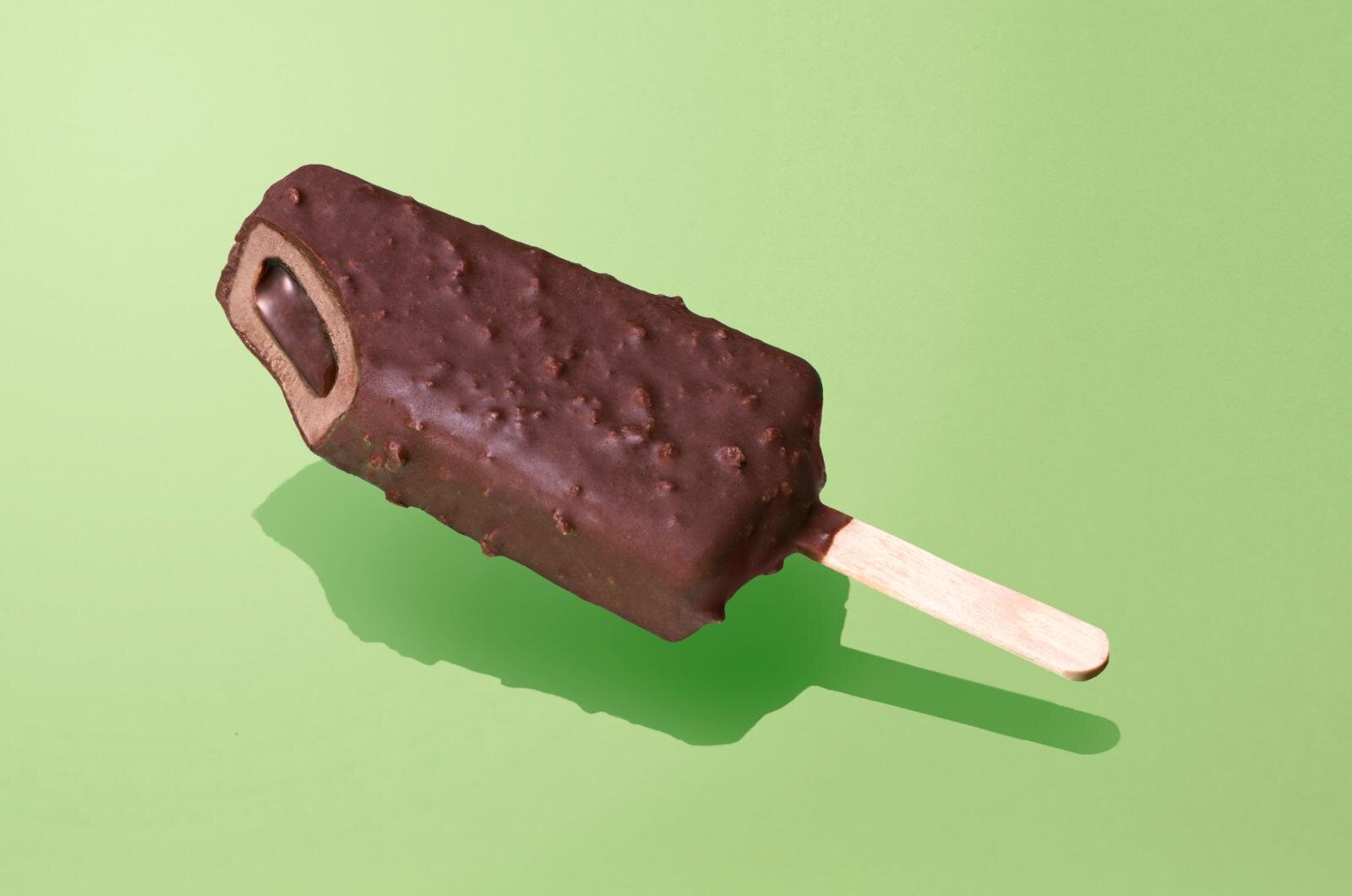 濃厚チョコアイスバー〜チョコソース⼊り〜 258円