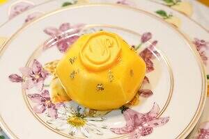 「カフェ スワロフスキー」銀座にクリスマス限定オープン、“クリスタル型”ケーキやスイーツセット