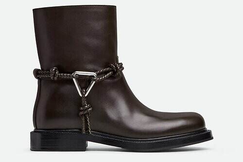 ボッテガ・ヴェネタ“乗馬ブーツ”着想のレザーブーツ、トライアングルパーツ際立つストラップ
