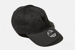 キコ・コスタディノフ×ニューエラ、モードな“オールブラック”キャップ