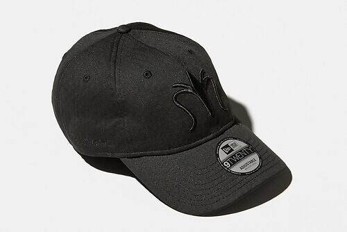 キコ・コスタディノフ×ニューエラ、モードな“オールブラック”キャップ