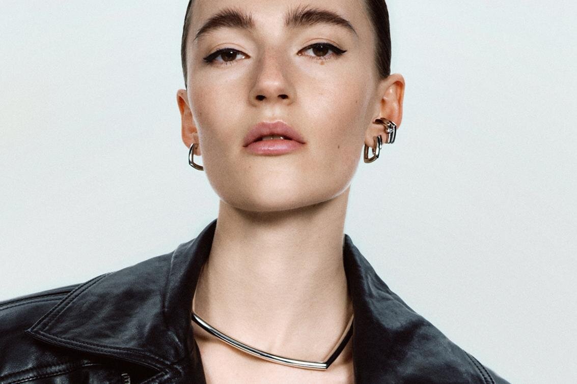 トムウッド“クッションシェイプ”のジュエリー、人工ダイヤ付きリングやイヤーカフ