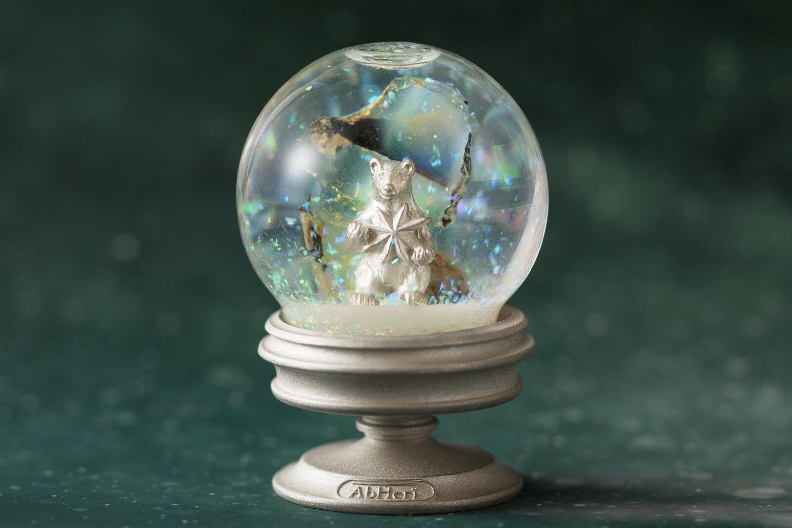 アベリ“オパールの雪が舞う”ミニスノードーム、シロクマが佇む白銀の世界