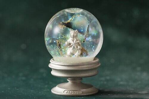 アベリ“オパールの雪が舞う”ミニスノードーム、シロクマが佇む白銀の世界