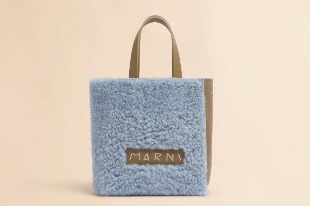 マルニ“ふわもこ”シアリングのバイカラーミニバッグ、ロゴ入り“くすみ色”トートも