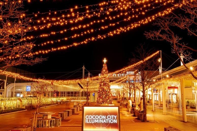 さいたまコクーンシティ“シャンパンゴールド”に輝く25年イルミネーション、クリスマスマーケットも