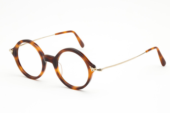 ジョン・レノンも愛用した英・老舗「サヴィル ロウ」の新作メガネが、東京・青山で限定発売 | 写真