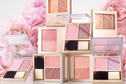 ヴィセ2025年冬コスメ、"花びら風”立体ツヤの新チークやベビー色リッププランパー