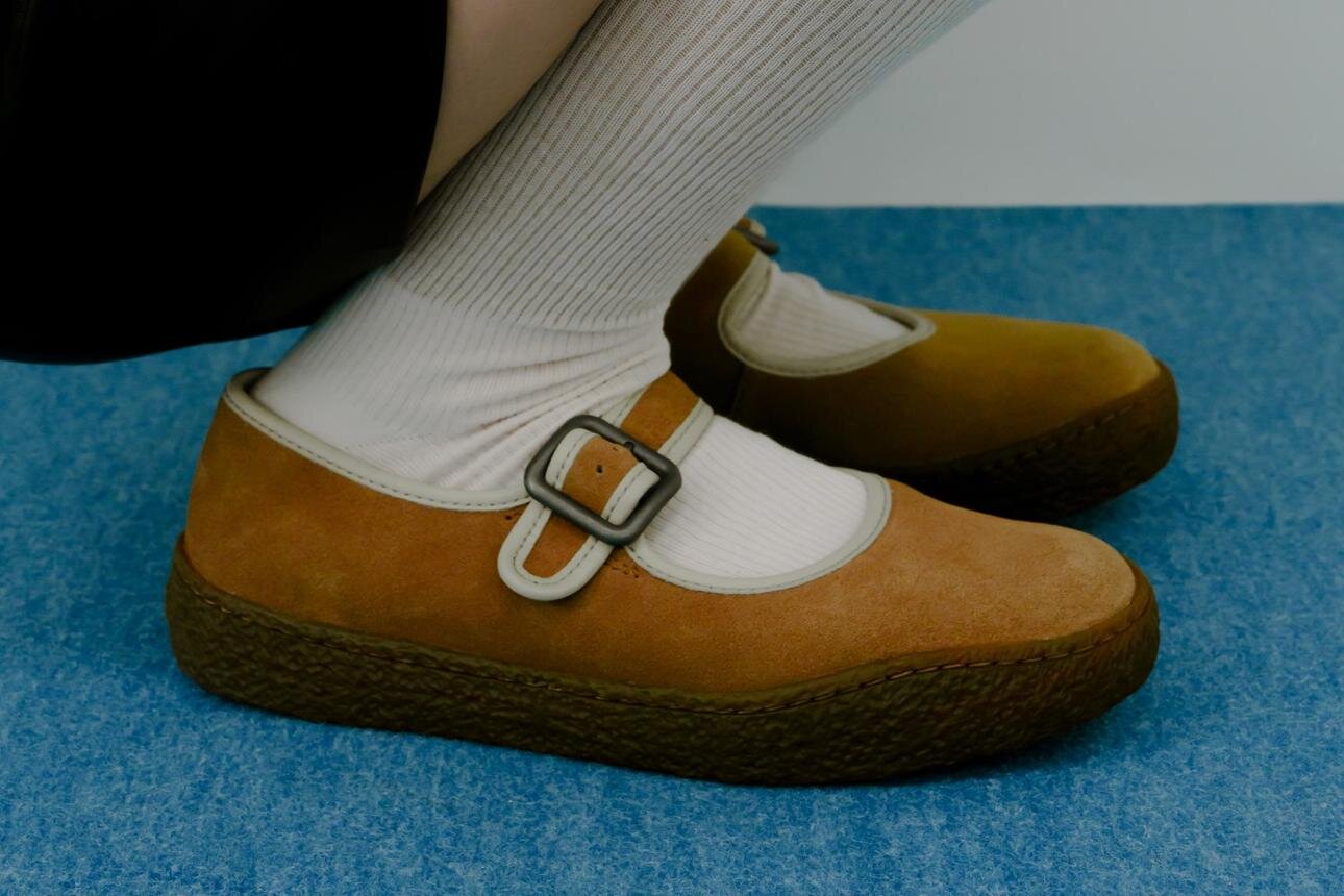 カンペールのシューズ、“パイピング”際立つスエードメリージェーン＆ラバーソールのモカシンブーツ