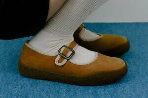 カンペールのシューズ、“パイピング”際立つスエードメリージェーン＆ラバーソールのモカシンブーツ