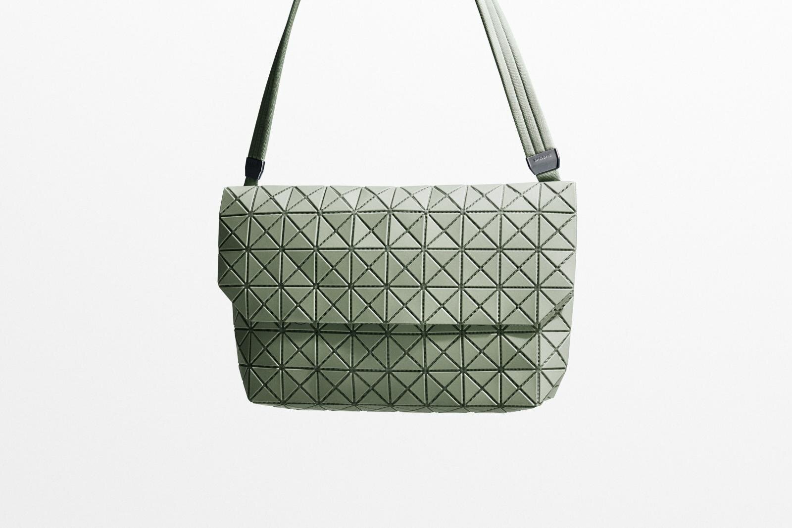 「プリズム サック」ショルダーバッグ 88,000円 サイズ:H235 × W390 × D80mm