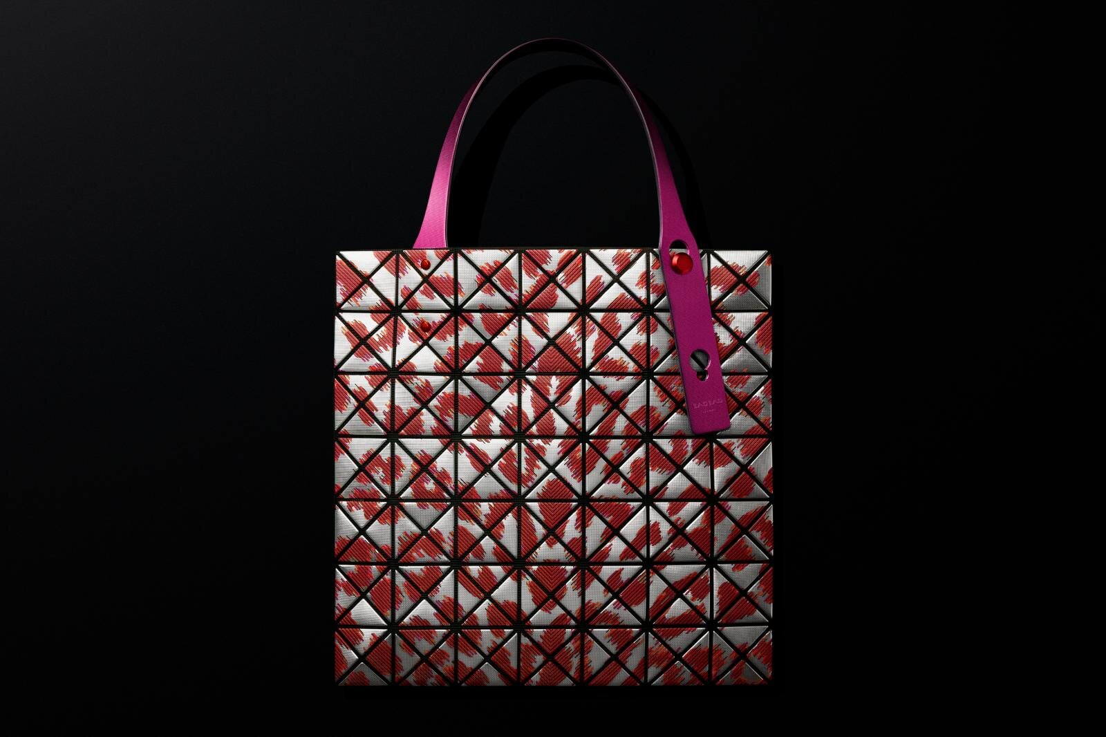 バオ バオ イッセイ ミヤケ“レオパード”柄バッグ、色と角度でヒョウの毛並みを表現