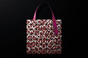 バオ バオ イッセイ ミヤケ“レオパード”柄バッグ、色と角度でヒョウの毛並みを表現