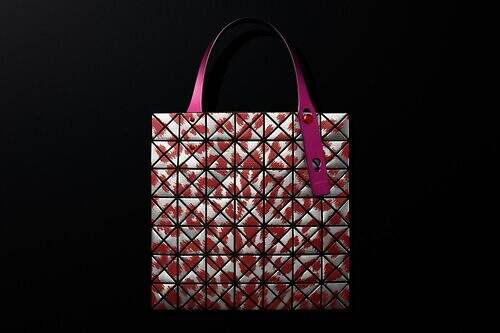 バオ バオ イッセイ ミヤケ“レオパード”柄バッグ、色と角度でヒョウの毛並みを表現