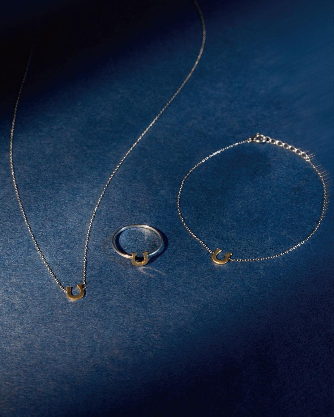 イー・エムの25年クリスマスジュエリー、“十字星”煌めくリング＆馬蹄のお守りジュエリー｜写真4