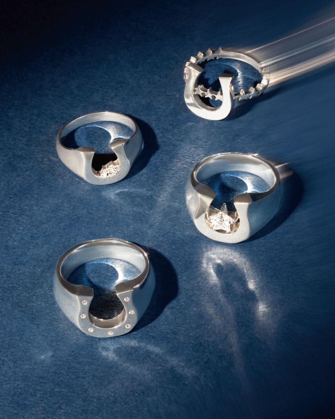 左上から時計回りに リング 27,500円、26,400円、35,200円、36,300円 ※すべて数量限定