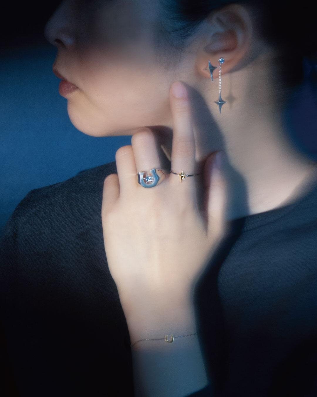 イー・エムの25年クリスマスジュエリー、“十字星”煌めくリング＆馬蹄のお守りジュエリー｜写真6