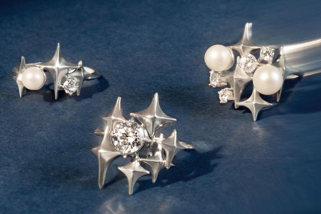 イー・エムの25年クリスマスジュエリー、“十字星”煌めくリング＆馬蹄のお守りジュエリー