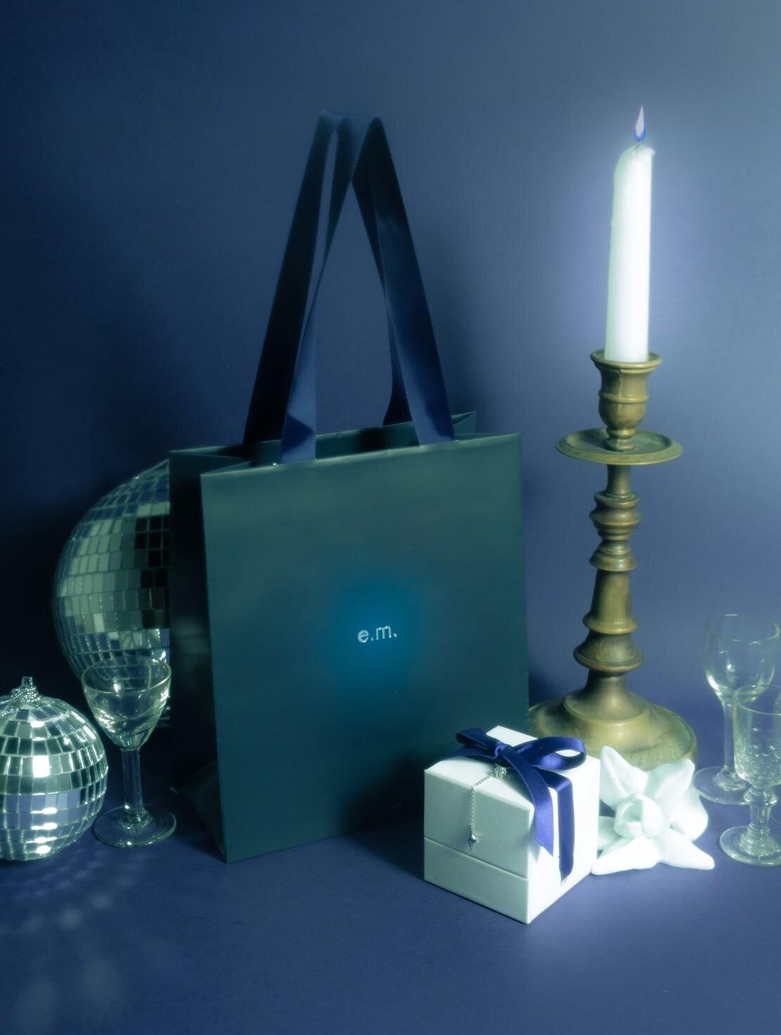 イー・エムの25年クリスマスジュエリー、“十字星”煌めくリング＆馬蹄のお守りジュエリー｜写真8