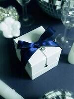 イー・エムの25年クリスマスジュエリー、“十字星”煌めくリング＆馬蹄のお守りジュエリー｜写真9