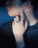 イー・エムの25年クリスマスジュエリー、“十字星”煌めくリング＆馬蹄のお守りジュエリー｜写真6