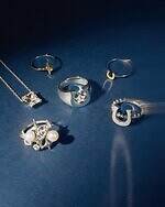 イー・エムの25年クリスマスジュエリー、“十字星”煌めくリング＆馬蹄のお守りジュエリー｜写真1