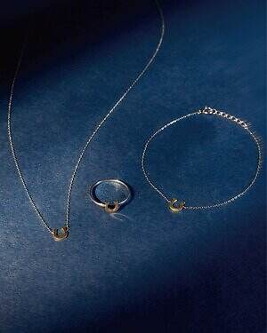 イー・エムの25年クリスマスジュエリー、“十字星”煌めくリング＆馬蹄のお守りジュエリー｜写真4