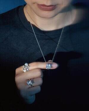 イー・エムの25年クリスマスジュエリー、“十字星”煌めくリング＆馬蹄のお守りジュエリー｜写真5