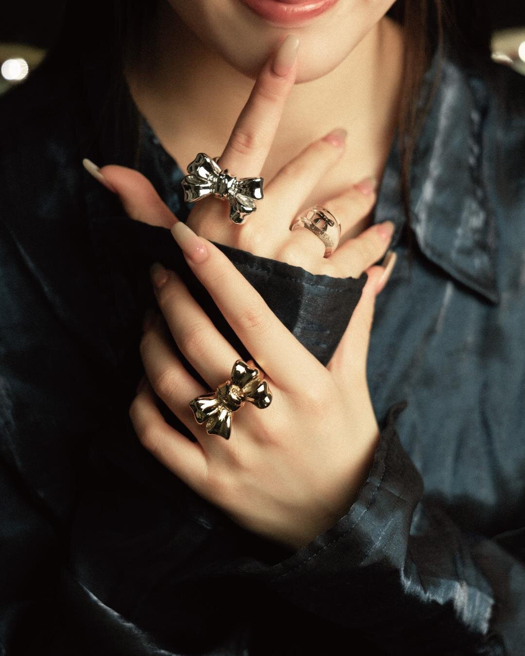 ラブ バイ イー・エムの25年クリスマス、“オーナメント”着想のパール×リボンリングなど｜写真4