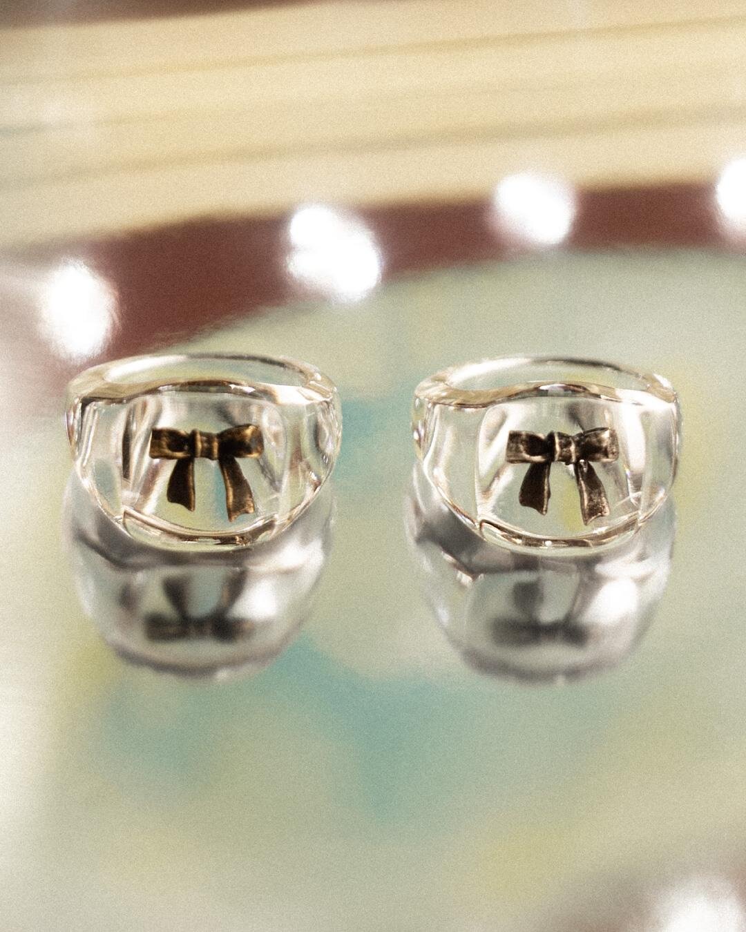 ラブ バイ イー・エムの25年クリスマス、“オーナメント”着想のパール×リボンリングなど｜写真16