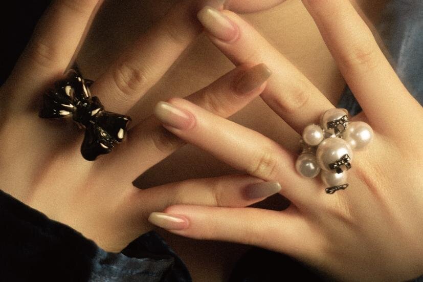 ラブ バイ イー・エムの25年クリスマス、“オーナメント”着想のパール×リボンリングなど