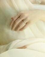 ラブ バイ イー・エムの25年クリスマス、“オーナメント”着想のパール×リボンリングなど｜写真1