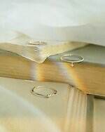 ラブ バイ イー・エムの25年クリスマス、“オーナメント”着想のパール×リボンリングなど｜写真19