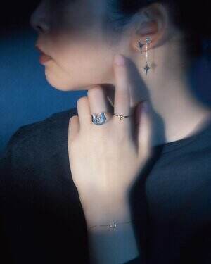 ラブ バイ イー・エムの25年クリスマス、“オーナメント”着想のパール×リボンリングなど｜写真10