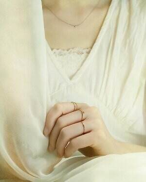 ラブ バイ イー・エムの25年クリスマス、“オーナメント”着想のパール×リボンリングなど｜写真2