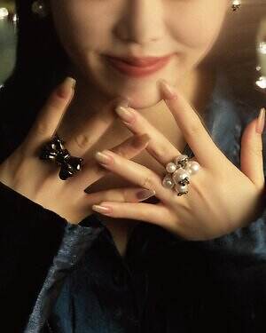 ラブ バイ イー・エムの25年クリスマス、“オーナメント”着想のパール×リボンリングなど｜写真9