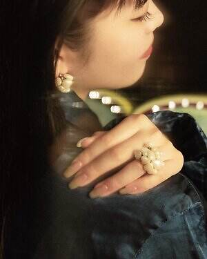 ラブ バイ イー・エムの25年クリスマス、“オーナメント”着想のパール×リボンリングなど｜写真17