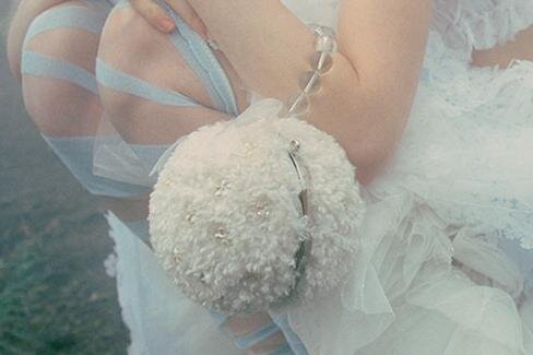 ロックフィッシュウェザーウェア“夜に舞う雪”着想のふわふわ球体バッグ、スーザン・ファンとコラボ