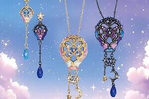 アナ スイ2025年クリスマスアクセサリー“気球”モチーフや“銀世界”イメージの蝶ネックレス