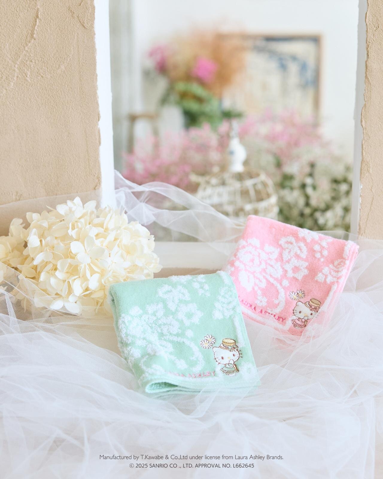 ローラ アシュレイ×サンリオキャラクターズ、“ハローキティ＆シナモロール”の花柄ハンカチ｜写真2
