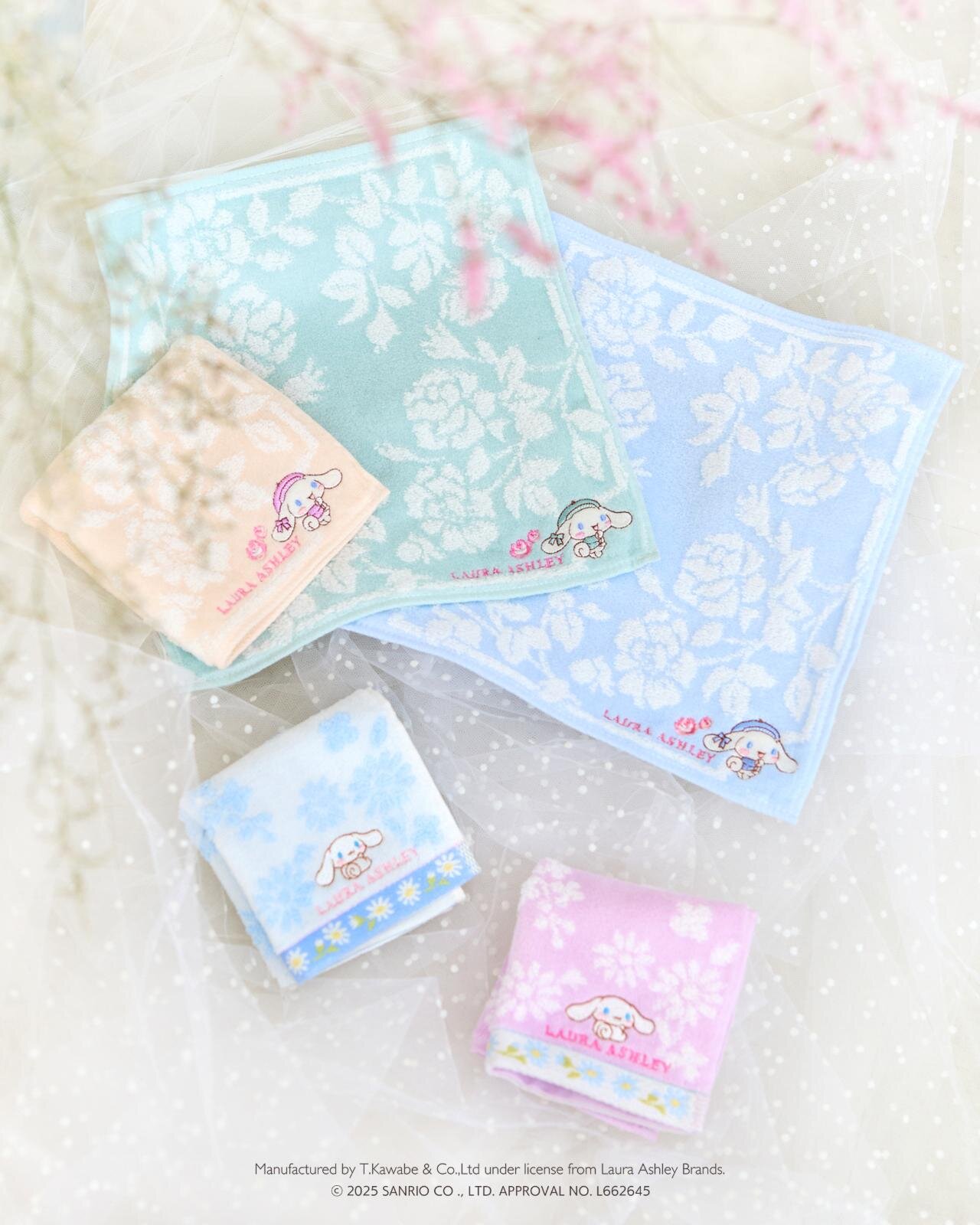 ローラ アシュレイ×サンリオキャラクターズ、“ハローキティ＆シナモロール”の花柄ハンカチ｜写真1