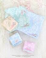 ローラ アシュレイ×サンリオキャラクターズ、“ハローキティ＆シナモロール”の花柄ハンカチ｜写真1