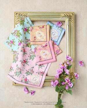 ローラ アシュレイ×サンリオキャラクターズ、“ハローキティ＆シナモロール”の花柄ハンカチ｜写真3