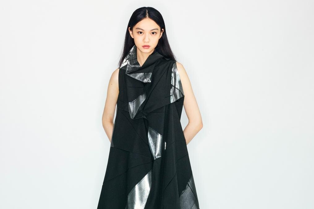 132 5. イッセイ ミヤケ“折り目が形作る”立体ワンピース＆フラットに畳めるウール風ジャケット