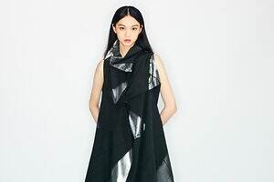 132 5. イッセイ ミヤケ“折り目が形作る”立体ワンピース＆フラットに畳めるウール風ジャケット