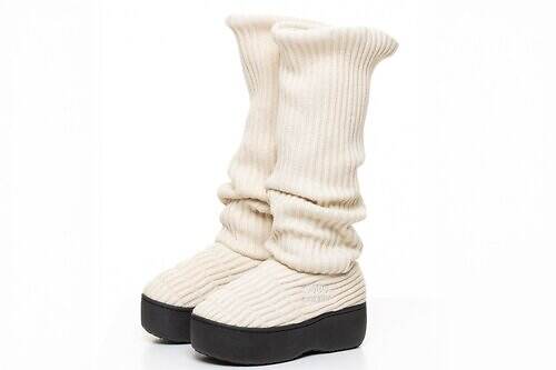 オダカ×スブ、“くしゅっと履ける”リブニットのルーズソックス型厚底ブーツ